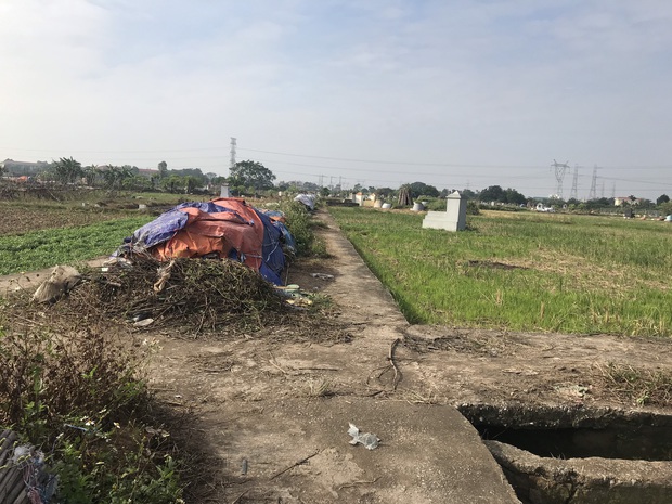 Hàng trăm người dân, công an và thân nhân đang lội sông tìm kiếm nữ sinh Học viện Ngân hàng: “Đoạn đường nữ sinh mất dấu vết đã 3 hôm không có điện” - Ảnh 3.