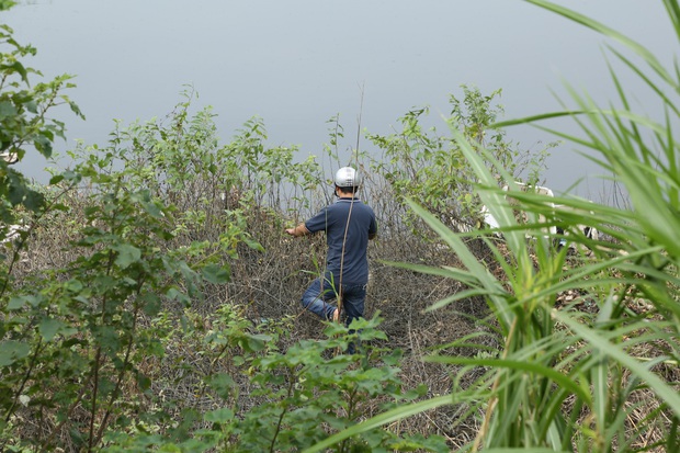 Hàng trăm người dân, công an và thân nhân đang lội sông tìm kiếm nữ sinh Học viện Ngân hàng: “Đoạn đường nữ sinh mất dấu vết đã 3 hôm không có điện” - Ảnh 14.