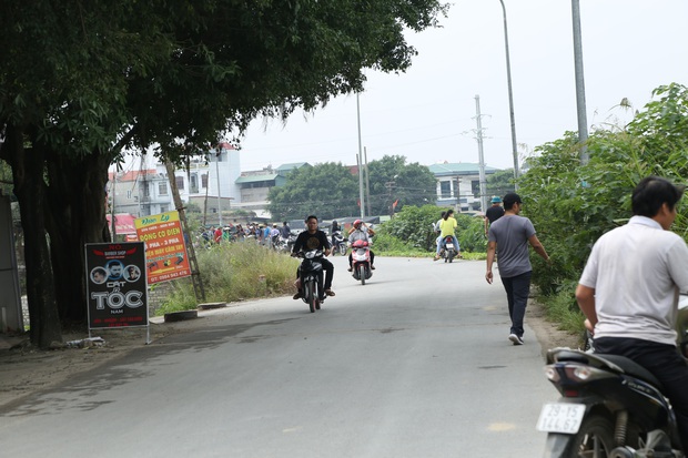 Hàng trăm người dân, công an và thân nhân đang lội sông tìm kiếm nữ sinh Học viện Ngân hàng: “Đoạn đường nữ sinh mất dấu vết đã 3 hôm không có điện” - Ảnh 8.