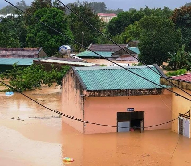 Nhiều nơi ở Kon Tum chìm trong biển nước, quốc lộ bị nứt toác, sạt lở khiến giao thông tê liệt - Ảnh 2. Nhiều nơi ở Kon Tum chìm trong biển nước, quốc lộ bị nứt toác, sạt lở khiến giao thông tê liệt - Ảnh 2.