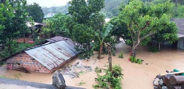 Nhiều nơi ở Kon Tum chìm trong biển nước, quốc lộ bị nứt toác, sạt lở khiến giao thông tê liệt - Ảnh 1. Nhiều nơi ở Kon Tum chìm trong biển nước, quốc lộ bị nứt toác, sạt lở khiến giao thông tê liệt - Ảnh 1.