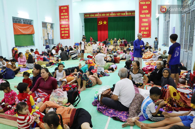 Hàng trăm người trú tránh trong ngôi nhà chung để ứng phó với bão số 9: Dù vất vả nhưng ấm áp đến lạ - Ảnh 1.