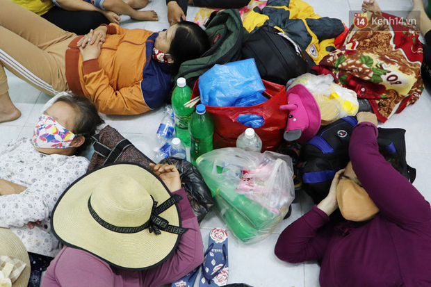 Hàng trăm người trú tránh trong ngôi nhà chung để ứng phó với bão số 9: Dù vất vả nhưng ấm áp đến lạ - Ảnh 14.