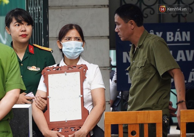 Xét xử mẹ đẻ và cha dượng bạo hành con gái 3 tuổi đến chết: Bà ngoại ôm di ảnh cháu bật khóc trước toà - Ảnh 2.