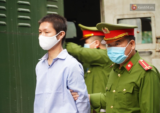 Xét xử mẹ đẻ và cha dượng bạo hành con gái 3 tuổi đến chết: Bà ngoại ôm di ảnh cháu bật khóc trước toà - Ảnh 1.