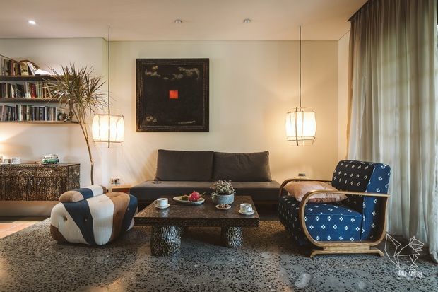 Bị cháy xưởng gỗ, người chồng tận dụng những thứ còn lại làm nên căn nhà siêu đẹp, đáng khen nhất là chi tiết ở cửa ra vào - Ảnh 7.