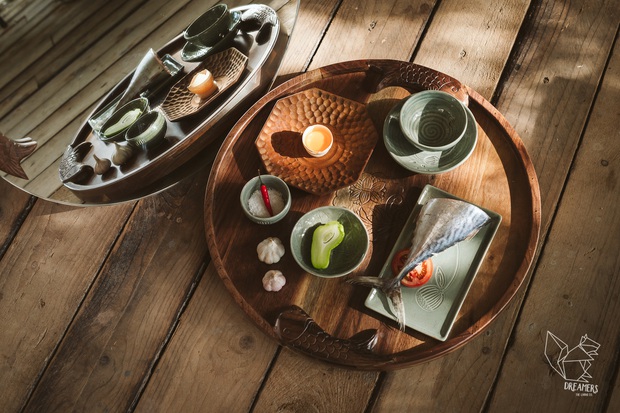 Bị cháy xưởng gỗ, người chồng tận dụng những thứ còn lại làm nên căn nhà siêu đẹp, đáng khen nhất là chi tiết ở cửa ra vào - Ảnh 11.