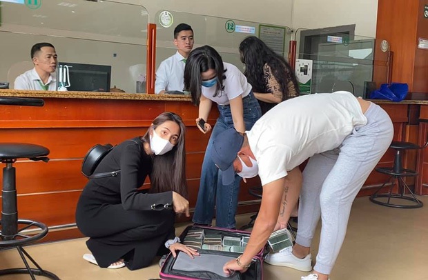 Seeing the 75-year-old woman being forcefully pulled by her arms when she went to the relay, Thuy Tien and Cong Vinh took steps to attract attention - Photo 4.