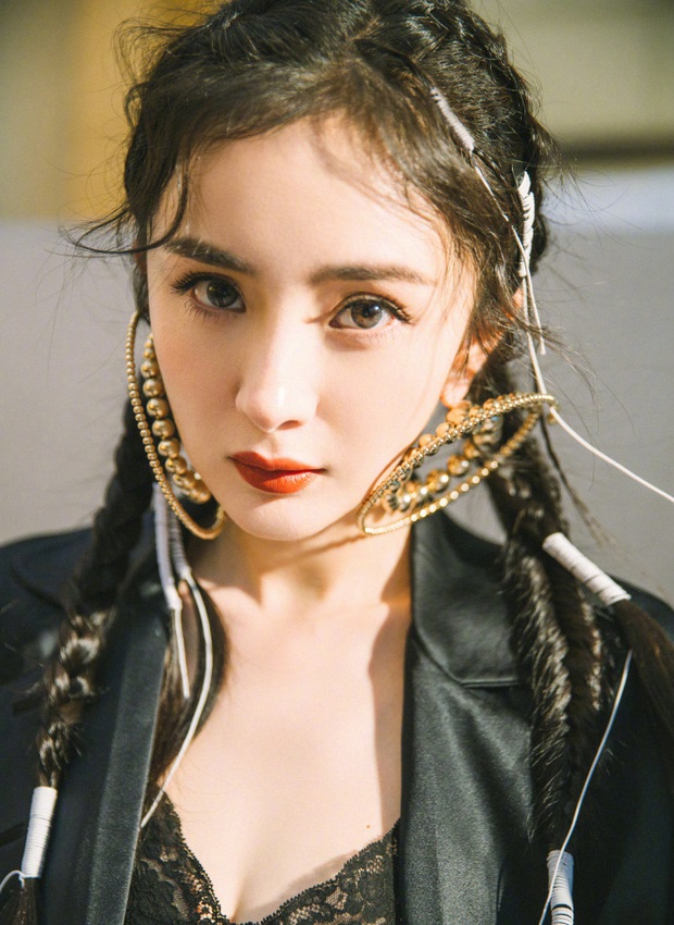 Nữ thần nhan sắc Dương Mịch chặt chém dàn khách mời với visual cực chất, kéo tới ảnh chụp trong sự kiện còn ấn tượng hơn - Ảnh 2. Nữ thần nhan sắc Dương Mịch chặt chém dàn khách mời với visual cực chất, kéo tới ảnh chụp trong sự kiện còn ấn tượng hơn - Ảnh 2.