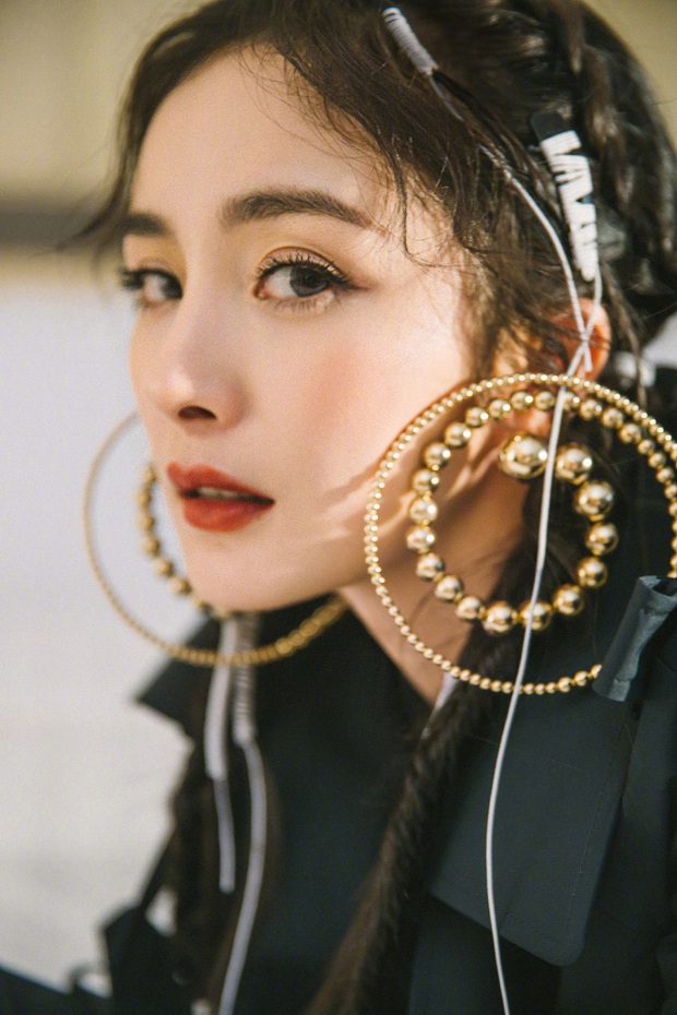 Nữ thần nhan sắc Dương Mịch chặt chém dàn khách mời với visual cực chất, kéo tới ảnh chụp trong sự kiện còn ấn tượng hơn - Ảnh 3. Nữ thần nhan sắc Dương Mịch chặt chém dàn khách mời với visual cực chất, kéo tới ảnh chụp trong sự kiện còn ấn tượng hơn - Ảnh 3.