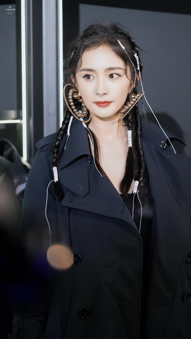Nữ thần nhan sắc Dương Mịch chặt chém dàn khách mời với visual cực chất, kéo tới ảnh chụp trong sự kiện còn ấn tượng hơn - Ảnh 7. Nữ thần nhan sắc Dương Mịch chặt chém dàn khách mời với visual cực chất, kéo tới ảnh chụp trong sự kiện còn ấn tượng hơn - Ảnh 7.