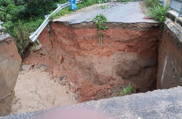Nhiều nơi ở Kon Tum chìm trong biển nước, quốc lộ bị nứt toác, sạt lở khiến giao thông tê liệt - Ảnh 7. Nhiều nơi ở Kon Tum chìm trong biển nước, quốc lộ bị nứt toác, sạt lở khiến giao thông tê liệt - Ảnh 7.