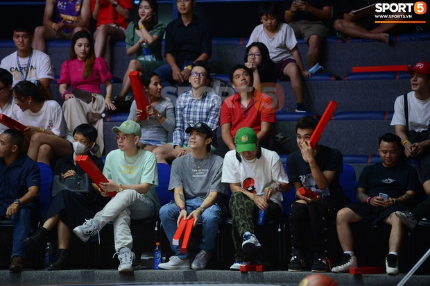 Soobin Hoàng Sơn đến VBA Arena theo dõi trận chung kết sớm - Ảnh 4.
