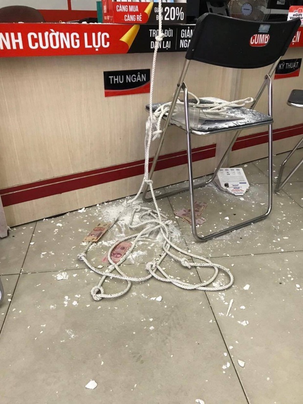 TP.HCM: Bắt siêu trộm đục trần,  đu dây vào cửa hàng FPT Shop lấy trộm 120 triệu đồng - Ảnh 2.