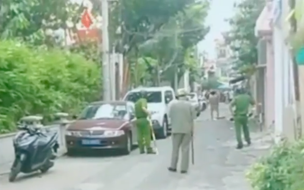 Người đàn ông bị tâm thần cầm dao chặt chém nhiều xe ô tô ở Sài Gòn - Ảnh 1.