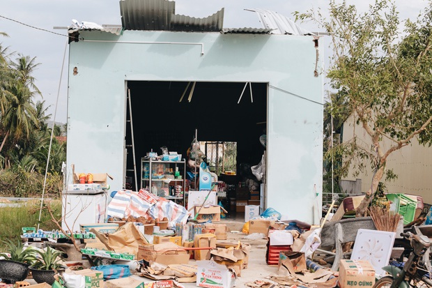 Người Bình Định lo lắng khi khắc phục hậu quả sau bão số 9: Nhà tốc mái hết rồi, chắc đợi qua cơn bão tiếp theo rồi tính - Ảnh 7.