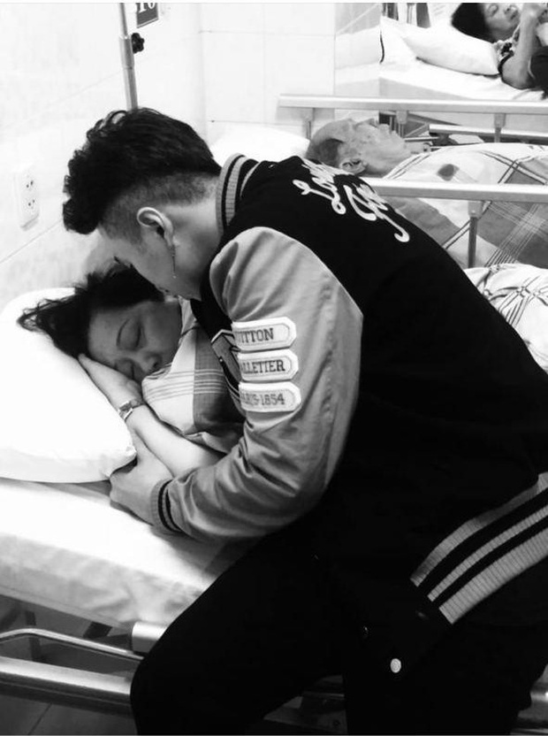 Karik gây lo lắng khi đăng ảnh chụp cùng mẹ trên giường bệnh, bạn bè và khán giả liên tục gửi lời hỏi thăm - Ảnh 2. Karik gây lo lắng khi đăng ảnh chụp cùng mẹ trên giường bệnh, bạn bè và khán giả liên tục gửi lời hỏi thăm - Ảnh 2.