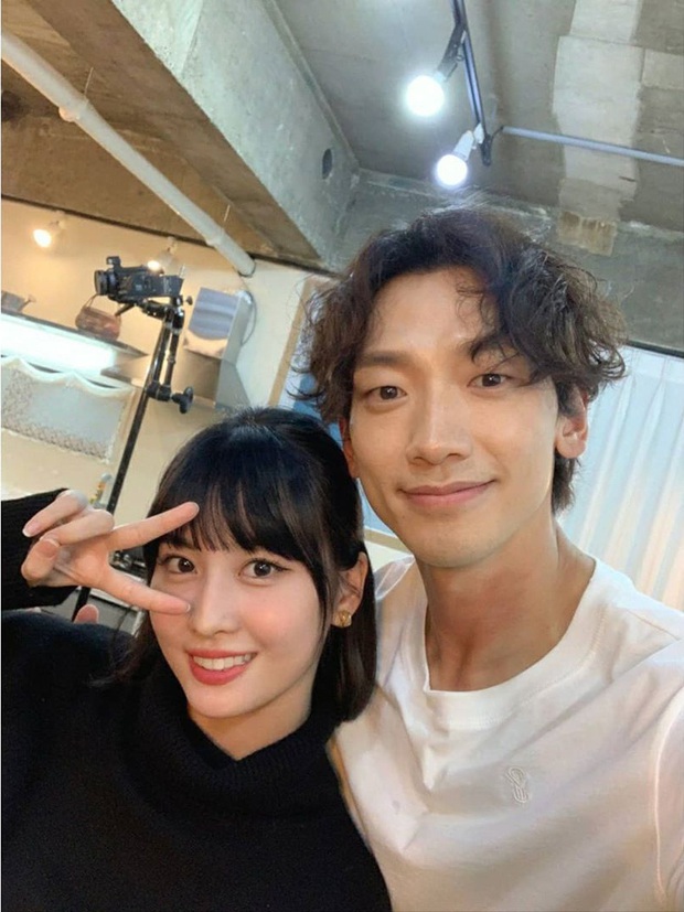 Bi Rain - Momo (TWICE) đăng ảnh selfie chung cực ngọt, dân tình rần rần: Liệu Kim Tae Hee và Heechul... có ghen không? - Ảnh 2.