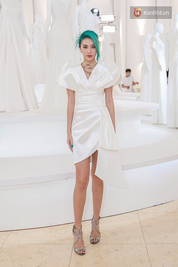 Linh Ka lần đầu diện váy xẻ ngực hun hút chặt đẹp các đàn chị, Quỳnh Anh Shyn - Đức Phúc đọ tóc dự show Chung Thanh Phong - Ảnh 2.