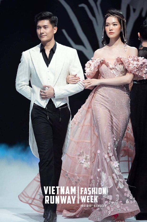 Bắt gặp Lệ Quyên lẻ bóng đi xem tình tin đồn diễn show với Hoa hậu Thuỳ Dung sau ồn ào bơ đẹp chồng đại gia - Ảnh 3. Bắt gặp Lệ Quyên lẻ bóng đi xem tình tin đồn diễn show với Hoa hậu Thuỳ Dung sau ồn ào bơ đẹp chồng đại gia - Ảnh 3.