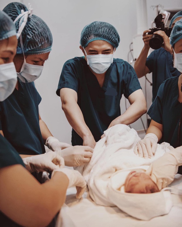 Cư dân mạng đồng loạt đứng về phía Đông Nhi - Ông Cao Thắng khi cặp đôi bị chỉ trích làm màu vì khoảnh khắc sinh nở - Ảnh 4. Cư dân mạng đồng loạt đứng về phía Đông Nhi - Ông Cao Thắng khi cặp đôi bị chỉ trích làm màu vì khoảnh khắc sinh nở - Ảnh 4.
