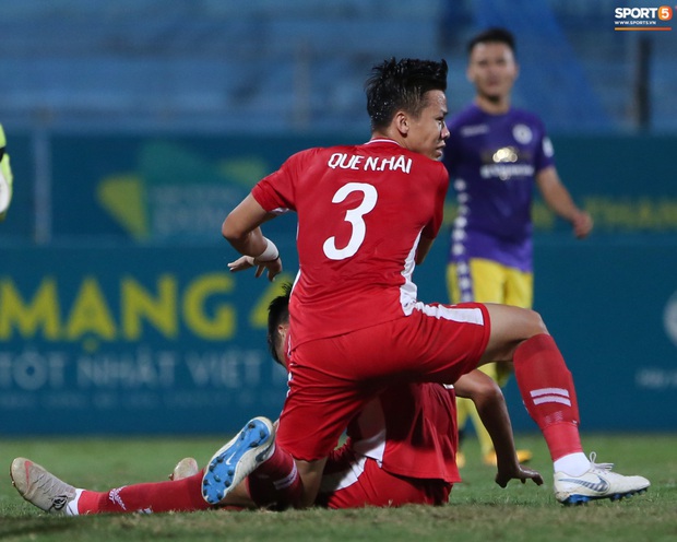 Quế Ngọc Hải nổi đoá, cùng Bùi Tiến Dũng mắng hội đồng cầu thủ Hà Nội FC - Ảnh 12.