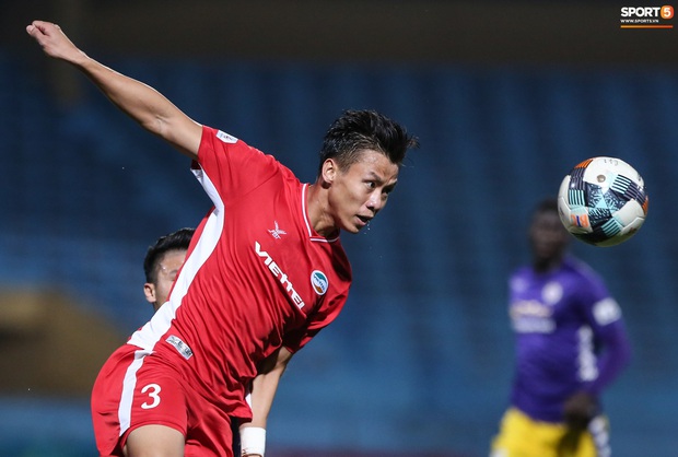 Quế Ngọc Hải nổi đoá, cùng Bùi Tiến Dũng mắng hội đồng cầu thủ Hà Nội FC - Ảnh 1.