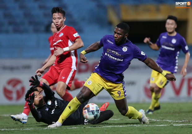 Quế Ngọc Hải nổi đoá, cùng Bùi Tiến Dũng mắng hội đồng cầu thủ Hà Nội FC - Ảnh 2.