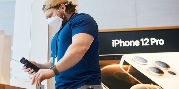 iPhone 12 Pro đắt hàng ngoài dự kiến, thời gian giao máy bị trễ - Ảnh 1.