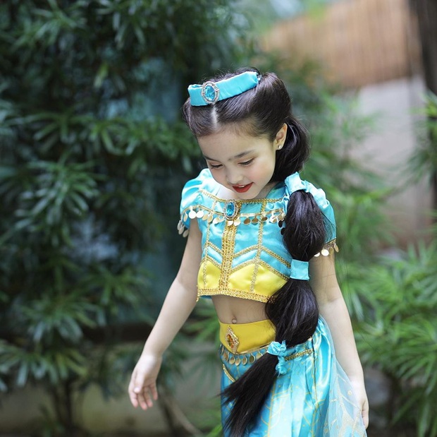 Netizens are crazy about the most beautiful girl in the Philippines dressing up for Halloween: Why is her visual so good at 4 years old?  - Photo 2.