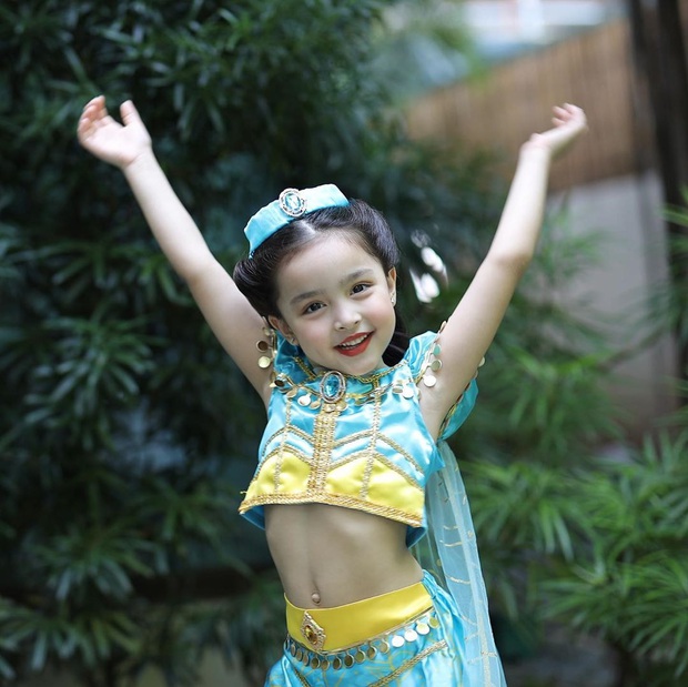 Netizens are crazy about the most beautiful girl in the Philippines dressing up for Halloween: Why is her visual so good at 4 years old?  - Photo 5.