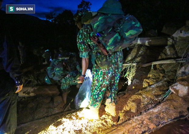 Bộ đội xuyên đêm băng rừng, vượt bùn lầy ngập nửa người để tiếp tế lương thực cho Trà Leng - Ảnh 9.