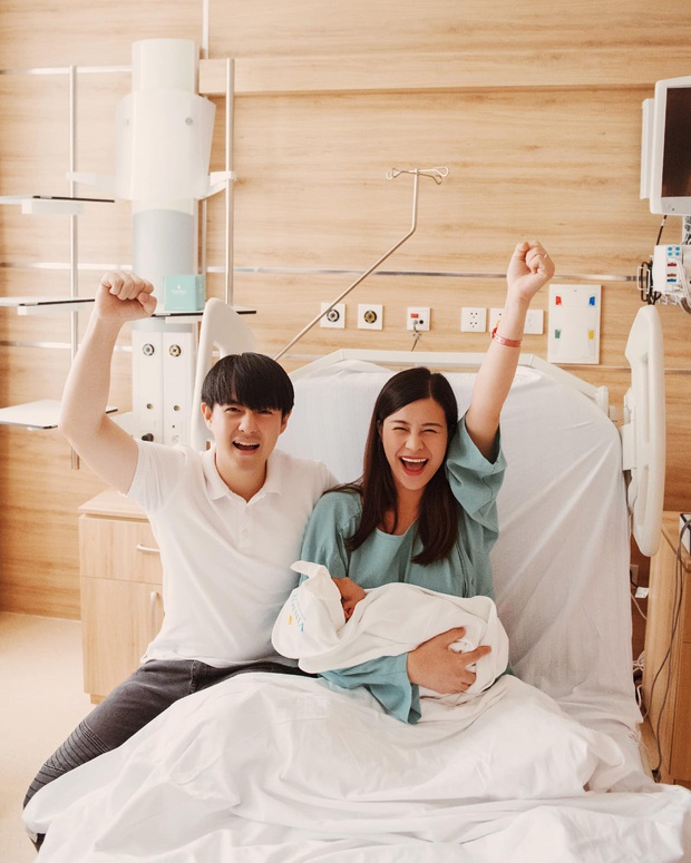  Đông Nhi khoe ảnh ông xã và bé Winnie sau 5 ngày sinh, hé lộ khoảnh khắc ngọt ngào cha con cùng ngủ vùi khiến netizen tan chảy - Ảnh 3.