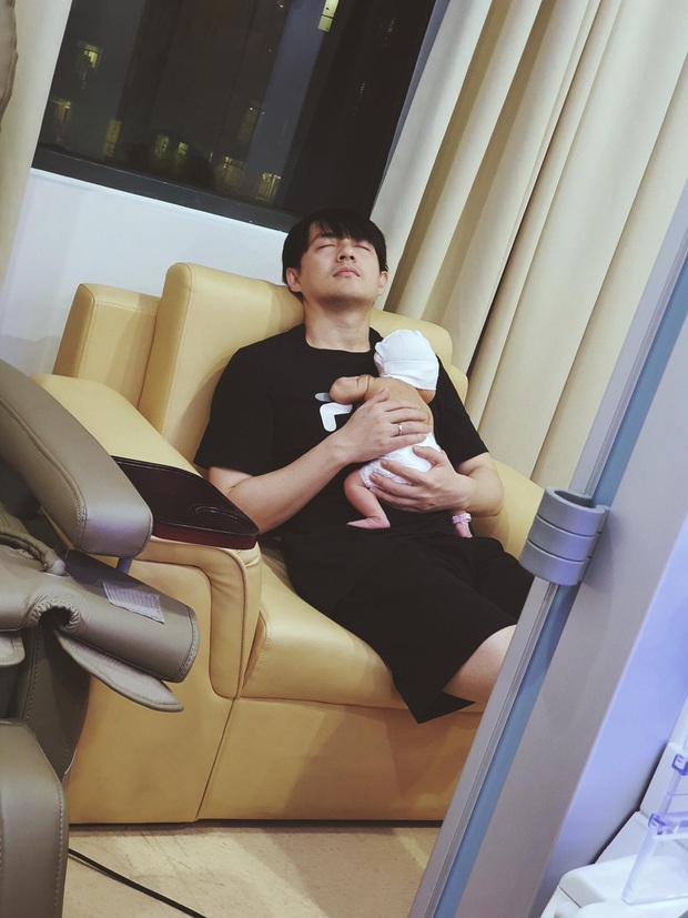  Đông Nhi khoe ảnh ông xã và bé Winnie sau 5 ngày sinh, hé lộ khoảnh khắc ngọt ngào cha con cùng ngủ vùi khiến netizen tan chảy - Ảnh 2.