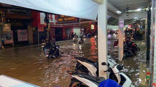Ảnh: Đường Sài Gòn lại ngập hơn nửa bánh xe, dân vội vã đóng cửa nghỉ bán vì nhà thành hầm chứa nước - Ảnh 3.