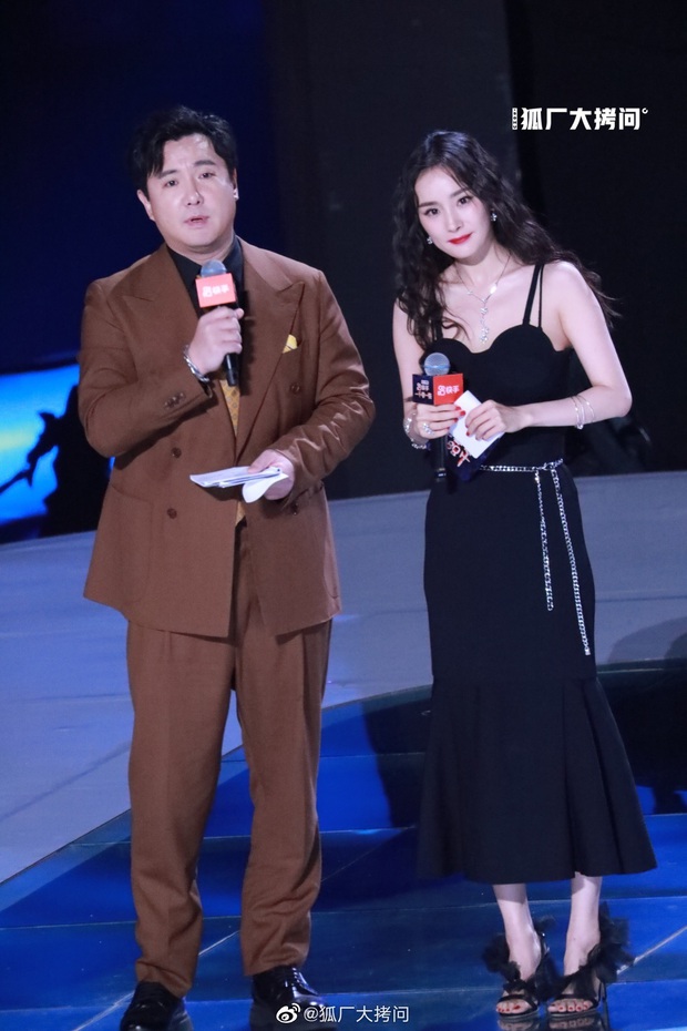 Khoảnh khắc gây bão của Dương Mịch: Định vịn nhờ khi xuống cầu thang, ai ngờ chưng hửng khi sao nam quay đi - Ảnh 5.