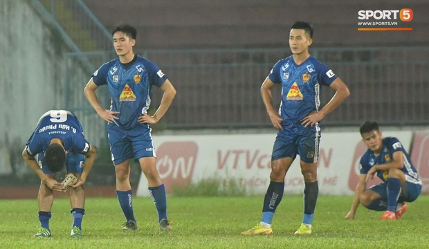 Cầu thủ Quảng Nam bật khóc, gục ngã khi phải rời giải đấu 