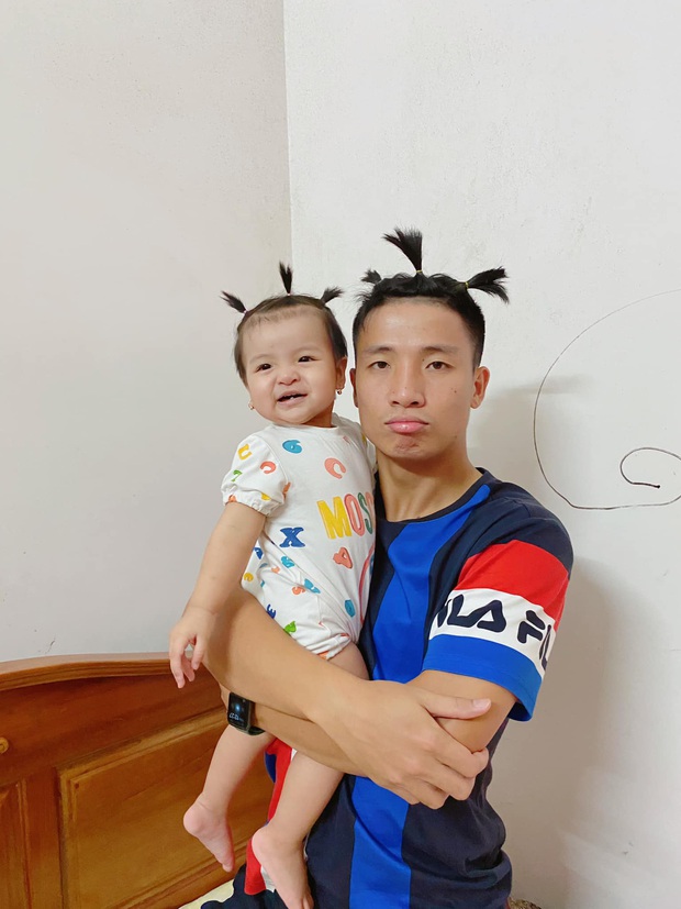 Dáng vẻ khó đỡ của hội cầu thủ khi làm bố: Duy Mạnh ngồi chung với bỉm sữa, Tiến Dũng buộc đầu 3 chỏm, Hùng Dũng méo mặt vì trông con - Ảnh 6. Dáng vẻ khó đỡ của hội cầu thủ khi làm bố: Duy Mạnh ngồi chung với bỉm sữa, Tiến Dũng buộc đầu 3 chỏm, Hùng Dũng méo mặt vì trông con - Ảnh 6.