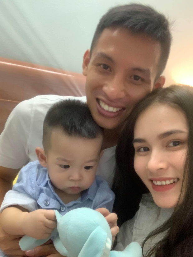 Dáng vẻ khó đỡ của hội cầu thủ khi làm bố: Duy Mạnh ngồi chung với bỉm sữa, Tiến Dũng buộc đầu 3 chỏm, Hùng Dũng méo mặt vì trông con - Ảnh 12. Dáng vẻ khó đỡ của hội cầu thủ khi làm bố: Duy Mạnh ngồi chung với bỉm sữa, Tiến Dũng buộc đầu 3 chỏm, Hùng Dũng méo mặt vì trông con - Ảnh 12.