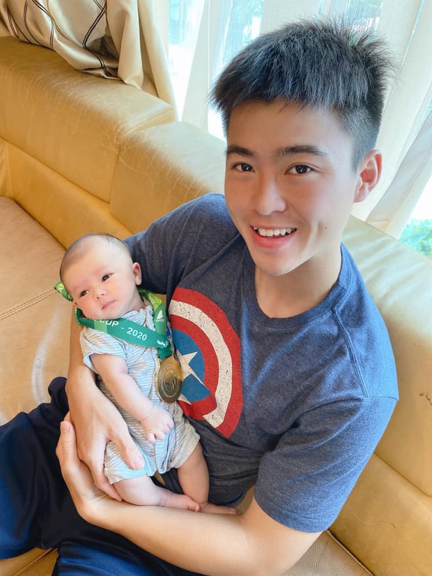 Dáng vẻ khó đỡ của hội cầu thủ khi làm bố: Duy Mạnh ngồi chung với bỉm sữa, Tiến Dũng buộc đầu 3 chỏm, Hùng Dũng méo mặt vì trông con - Ảnh 3. Dáng vẻ khó đỡ của hội cầu thủ khi làm bố: Duy Mạnh ngồi chung với bỉm sữa, Tiến Dũng buộc đầu 3 chỏm, Hùng Dũng méo mặt vì trông con - Ảnh 3.