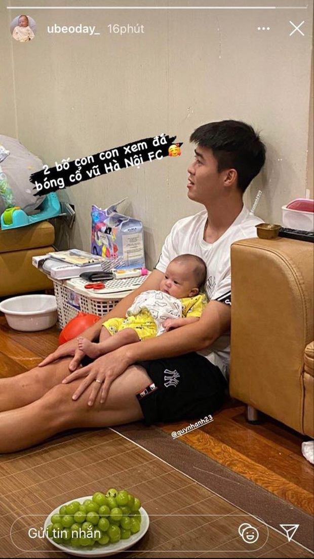 Dáng vẻ khó đỡ của hội cầu thủ khi làm bố: Duy Mạnh ngồi chung với bỉm sữa, Tiến Dũng buộc đầu 3 chỏm, Hùng Dũng méo mặt vì trông con - Ảnh 1. Dáng vẻ khó đỡ của hội cầu thủ khi làm bố: Duy Mạnh ngồi chung với bỉm sữa, Tiến Dũng buộc đầu 3 chỏm, Hùng Dũng méo mặt vì trông con - Ảnh 1.