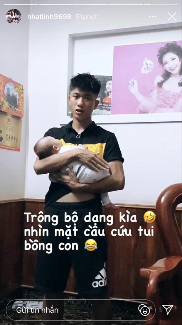 Dáng vẻ khó đỡ của hội cầu thủ khi làm bố: Duy Mạnh ngồi chung với bỉm sữa, Tiến Dũng buộc đầu 3 chỏm, Hùng Dũng méo mặt vì trông con - Ảnh 4. Dáng vẻ khó đỡ của hội cầu thủ khi làm bố: Duy Mạnh ngồi chung với bỉm sữa, Tiến Dũng buộc đầu 3 chỏm, Hùng Dũng méo mặt vì trông con - Ảnh 4.