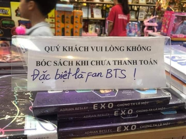 Xôn xao dòng chữ cảnh báo fan BTS không bóc sách, lấy card, nhà sách lên tiếng đính chính và đình chỉ công tác nhân viên tự ý viết thêm - Ảnh 1.