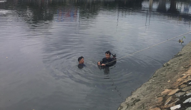 TP.HCM: Nam thanh niên nhảy cầu tự tử, hàng trăm người tập trung xem gây náo loạn  - Ảnh 4.