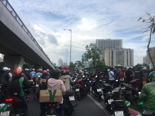 TP.HCM: Nam thanh niên nhảy cầu tự tử, hàng trăm người tập trung xem gây náo loạn  - Ảnh 1.