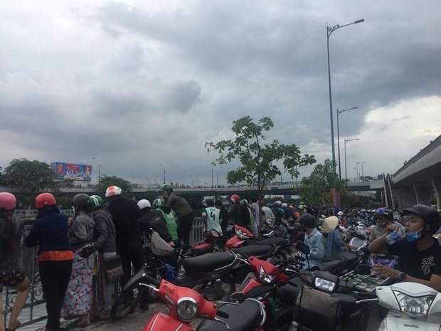TP.HCM: Nam thanh niên nhảy cầu tự tử, hàng trăm người tập trung xem gây náo loạn  - Ảnh 2.