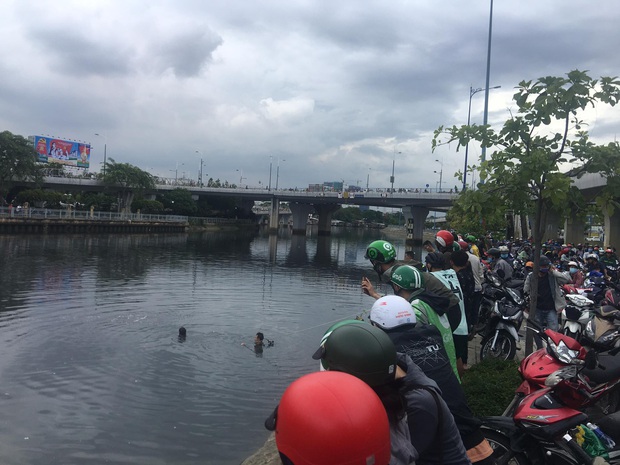 TP.HCM: Nam thanh niên nhảy cầu tự tử, hàng trăm người tập trung xem gây náo loạn  - Ảnh 3.