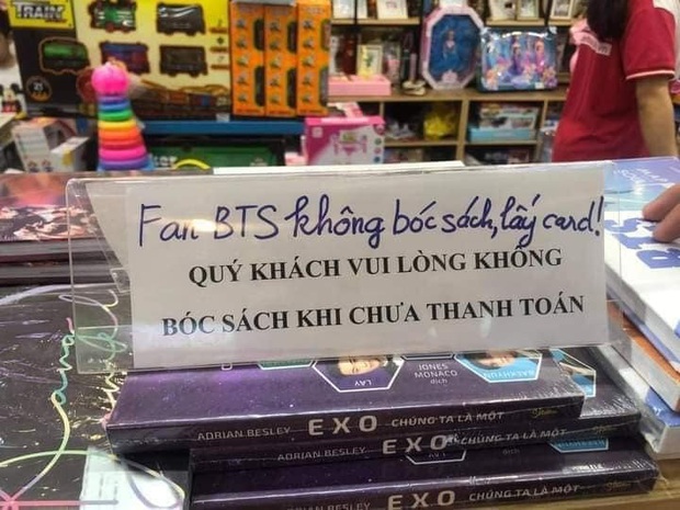 Xôn xao dòng chữ cảnh báo fan BTS không bóc sách, lấy card, nhà sách lên tiếng đính chính và đình chỉ công tác nhân viên tự ý viết thêm - Ảnh 2.