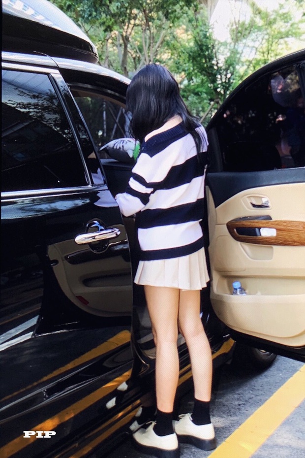 Hoa hậu Jisoo (BLACKPINK) gây sốt trên đường đi làm: Diện áo trễ vai cực quyến rũ, đẹp bất chấp cả đèn flash - Ảnh 5.