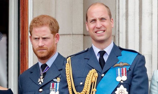 Hoàng gia Anh vừa có động thái dứt khoát loại Harry ra khỏi nội bộ gia tộc, anh trai William cũng được gọi tên trong quyết định mới - Ảnh 3.